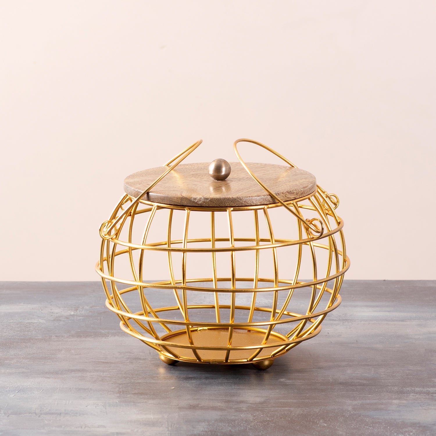 Cache wire basket with lid in Gold Color