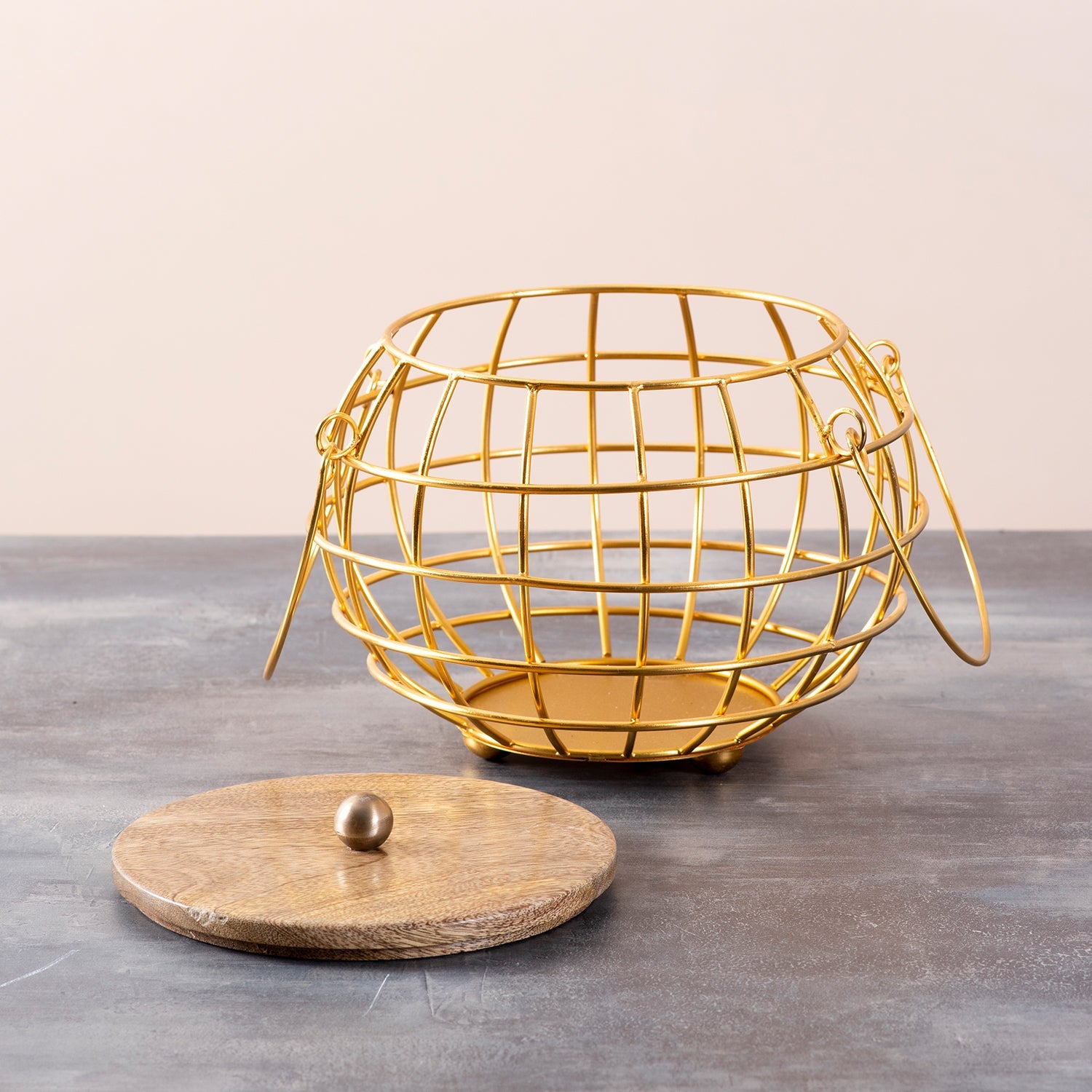 Cache wire basket with lid in Gold Color